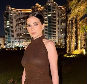 مي عز الدين تكذب شائعات مرضها بفيديو عفوي مع زوجها