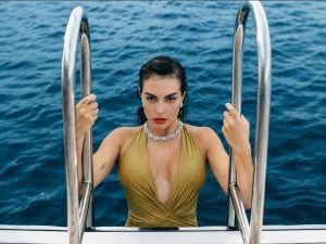 مجوهرات جورجينا رودريغيز حديث الجمهور.. عقد فريد من Chopard