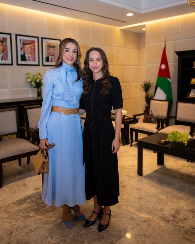 الملكة رانيا بحقيبة كاكيل صغيرة الحجم 