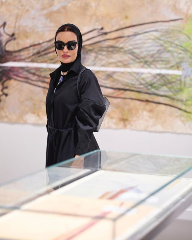 بين الحزن والهيبة... الأسود يروي أناقة الشيخة موزا