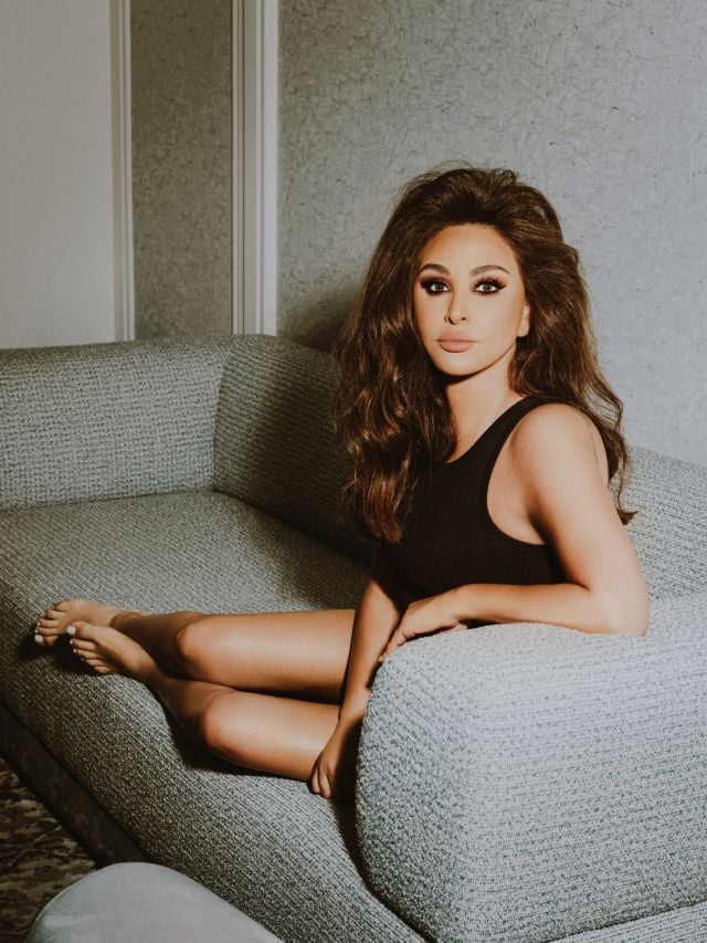إليسا تعيد إحياء موضة السبعينيات بإطلالة عصرية