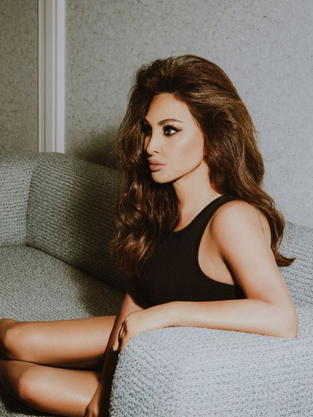 إليسا تعكس روح السبعينيات بإطلالة كلاسيكية متجدّدة