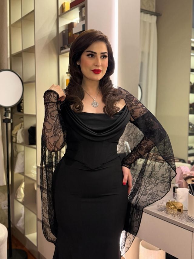 رؤى الصبّان بفستان أسود من الدانتيل 