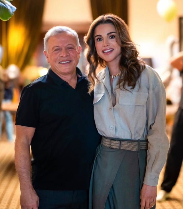 الملكة رانيا العبدالله بقميص كلاسيكي هادئ 