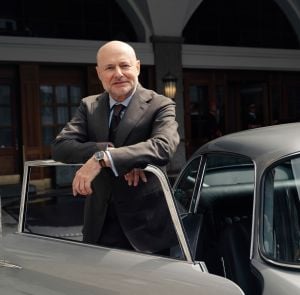 الزمن والسرعة يلتقيان مجدداً: Breitling و Aston Martin يقدمان Top Time تكريم للعبة DB5 الأيقونية