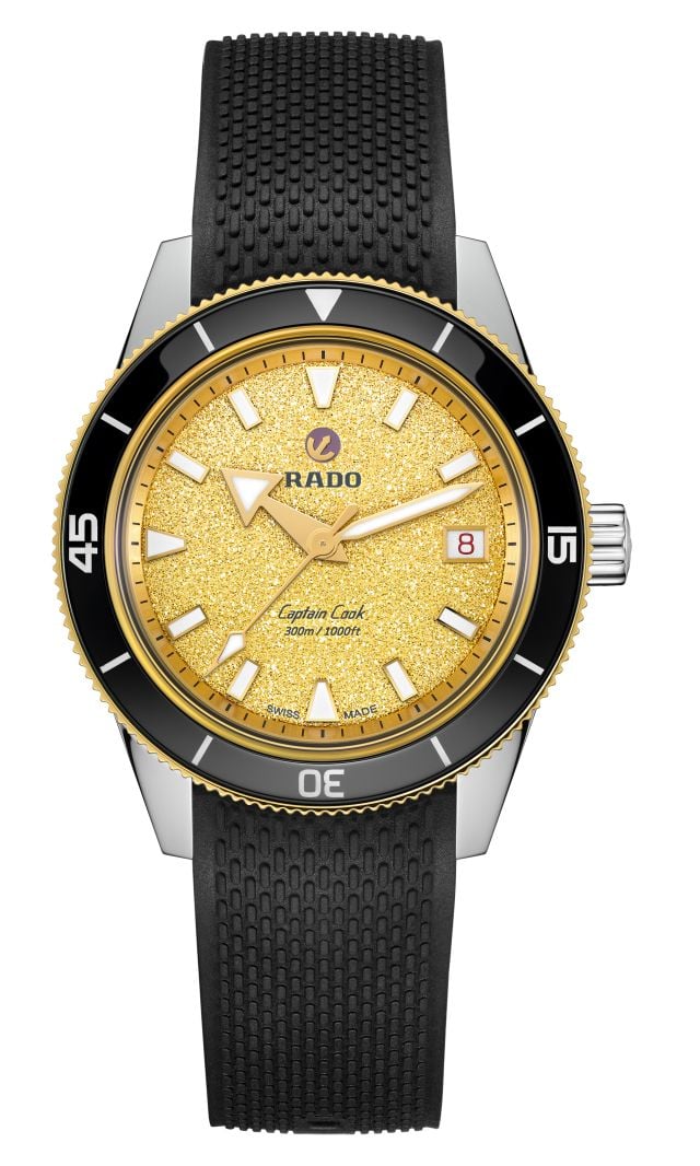 ساعة Rado Captain Cook بحزام مطاطي أسود وتصميم عصري