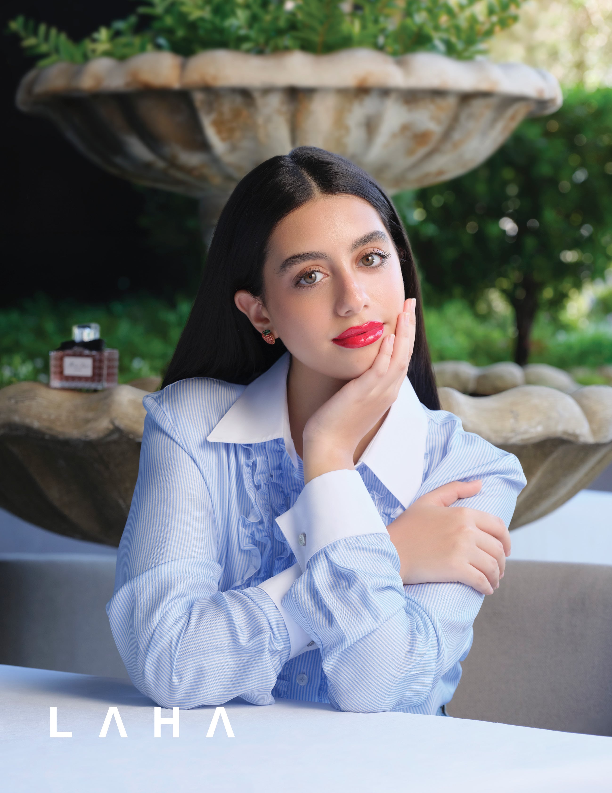 لاصقات تحت العين مضيء للبشرة Forever Glow Star Filter 0، كريم أساس Backstage Foundation N.1، كونسيلر Backstage Concealer N.1، أحمر شفاه Rouge Dior On Stage 168، ماسكارا Dior Show Over Volume 090، عطر Miss Dior Essence لاصقات تحت العين مضيء للبشرة Forever Glow Star Filter 0، كريم أساس Backstage Foundation N.1، كونسيلر Backstage Concealer N.1، أحمر شفاه Rouge Dior On Stage 168، ماسكارا Dior Show Over Volume 090، عطر Miss Dior Essence