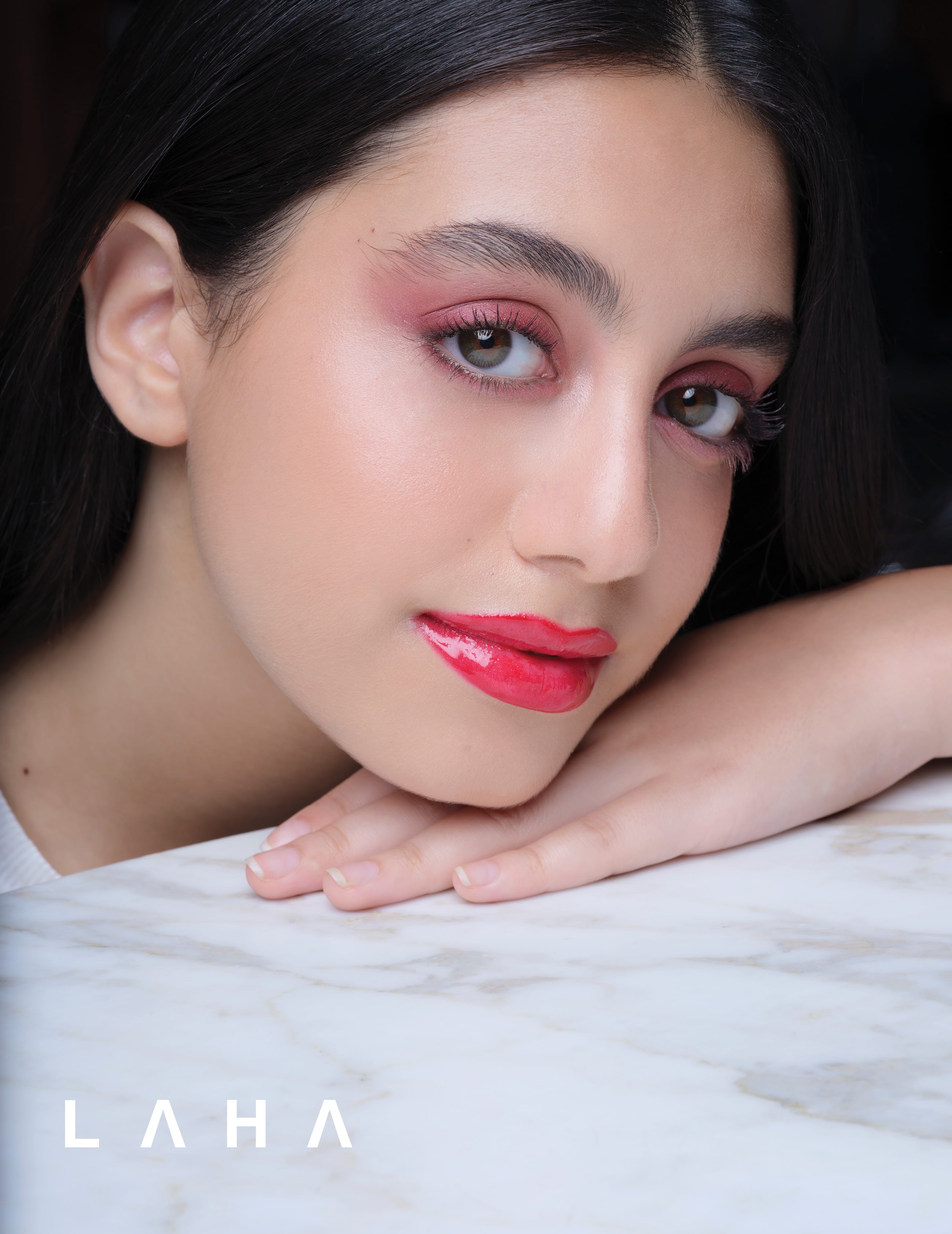 لاصقات تحت العين مضيء للبشرة Forever Glow Star Filter 0، كريم أساس Backstage Foundation N.1، كونسيلر Backstage Concealer N.1، ظلال عيون Diorshow 5 Couleurs 964، أحمر شفاه Rouge Dior On Stage 168 لاصقات تحت العين مضيء للبشرة Forever Glow Star Filter 0، كريم أساس Backstage Foundation N.1، كونسيلر Backstage Concealer N.1، ظلال عيون Diorshow 5 Couleurs 964، أحمر شفاه Rouge Dior On Stage 168