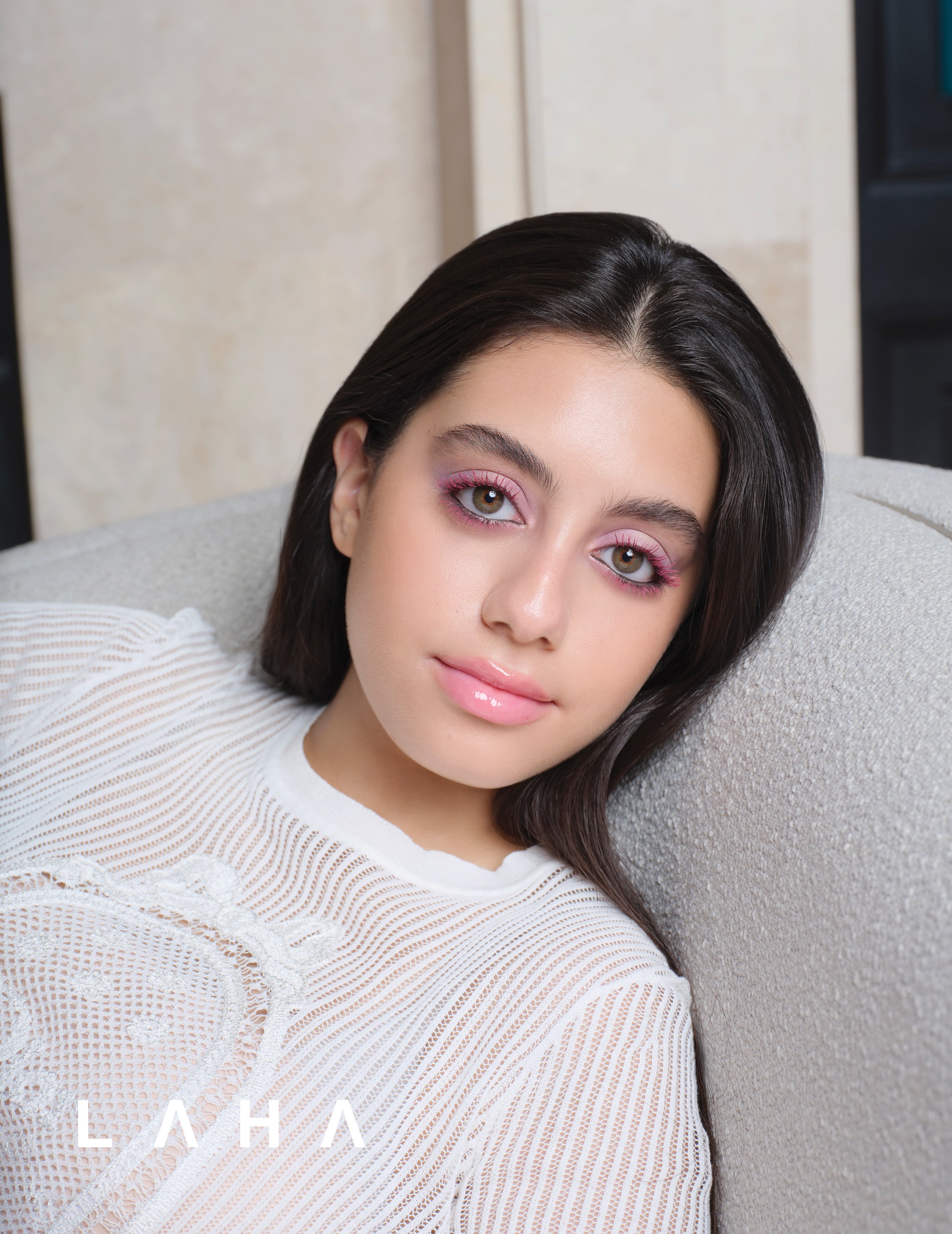 لاصقات تحت العين مضيء للبشرة Forever Glow Star Filter 0 ، كريم أساس Backstage Foundation N.1 ، كونسيلر Backstage Concealer N.1 ، ظلال عيون Diorshow 5 Couleurs 855 ، آيلاينر أسود Dior Stylo ، ماسكارا Dior Over Volume 840 ، زيت شفاه Dior Addict Lip Oil 087 لاصقات تحت العين مضيء للبشرة Forever Glow Star Filter 0 ، كريم أساس Backstage Foundation N.1 ، كونسيلر Backstage Concealer N.1 ، ظلال عيون Diorshow 5 Couleurs 855 ، آيلاينر أسود Dior Stylo ، ماسكارا Dior Over Volume 840 ، زيت شفاه Dior Addict Lip Oil 087