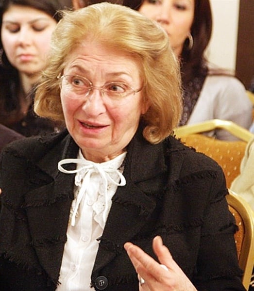 مئة أديبة عربية