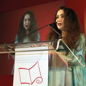 أول كاتبة امرأة تفوز بالبوكر العربية