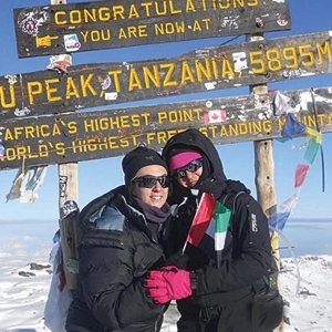 إماراتيتان ترفعان علم بلديهما 