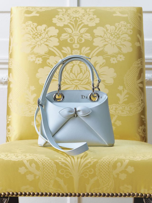 تفاصيل منحوتة وهوية كوتور في حقيبة Dior Cigale