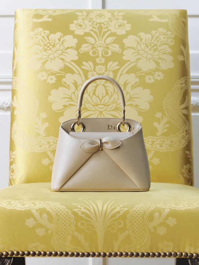 لمسة غرافيكية وأناقة كوتور تميّزان حقيبة Dior Cigale
