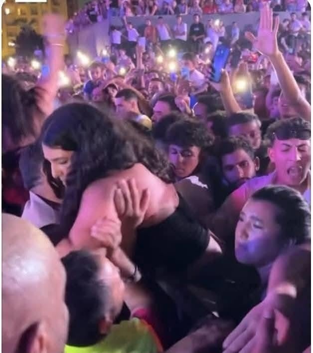 محاولات أمن حفل محمد رمضان لإخراج فتاة من وسط الزحام بحسب بيان الداخلية محاولات أمن حفل محمد رمضان لإخراج فتاة من وسط الزحام بحسب بيان الداخلية