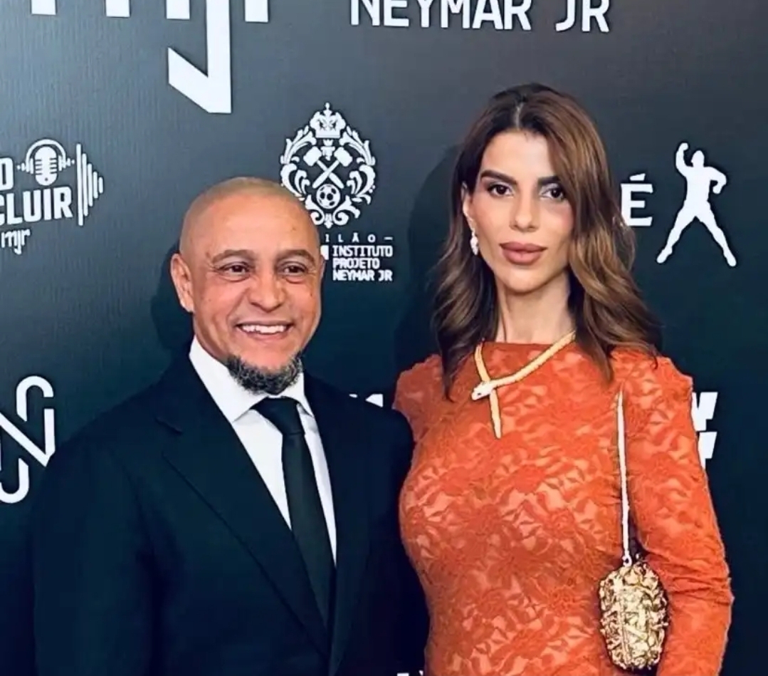 من هي زوجة روبرتو كارلوس؟ من هي زوجة روبرتو كارلوس؟