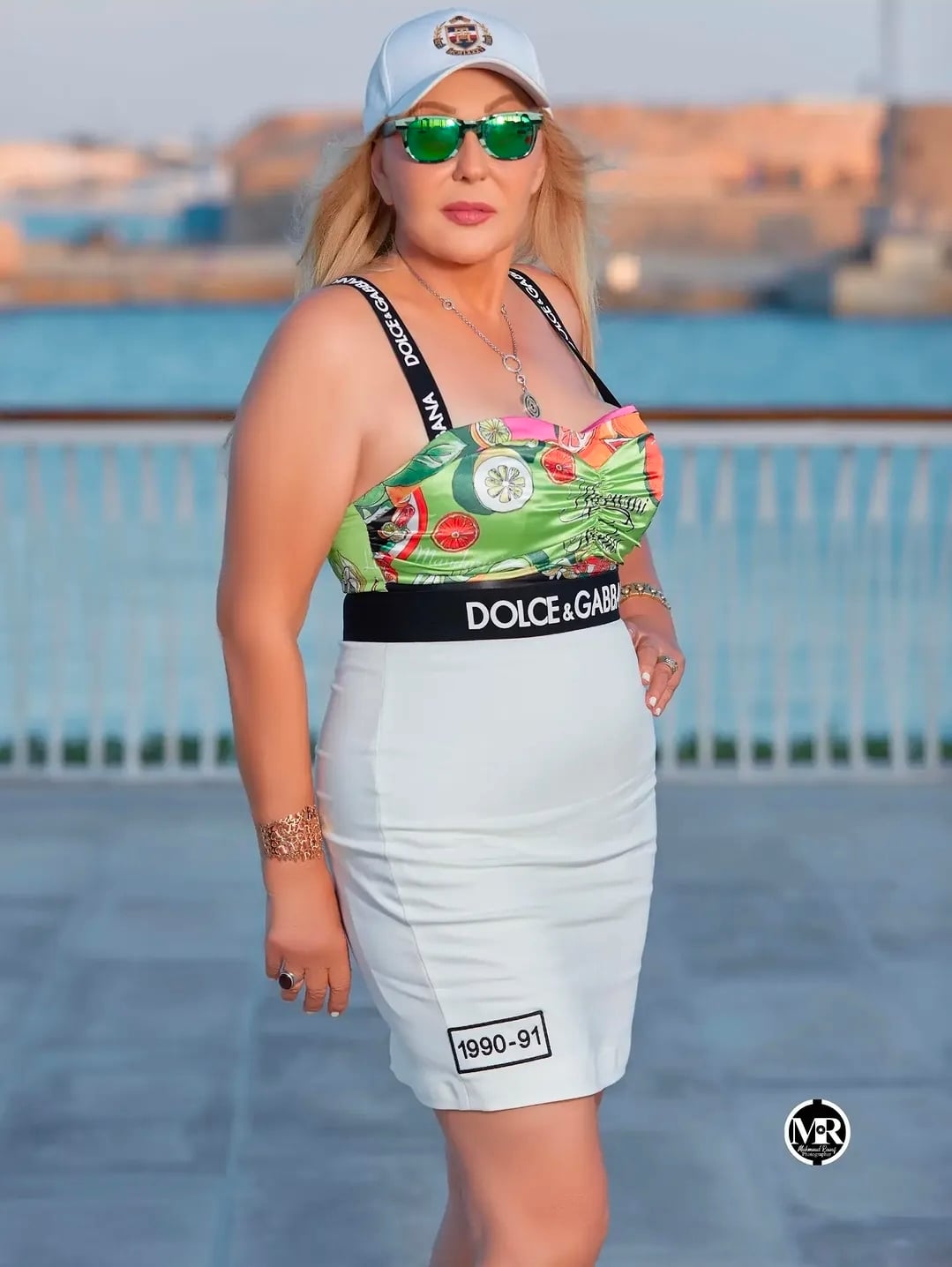 نادية الجندي بتوب Dolce & Gabbana بنقشة ملونة نادية الجندي بتوب Dolce & Gabbana بنقشة ملونة