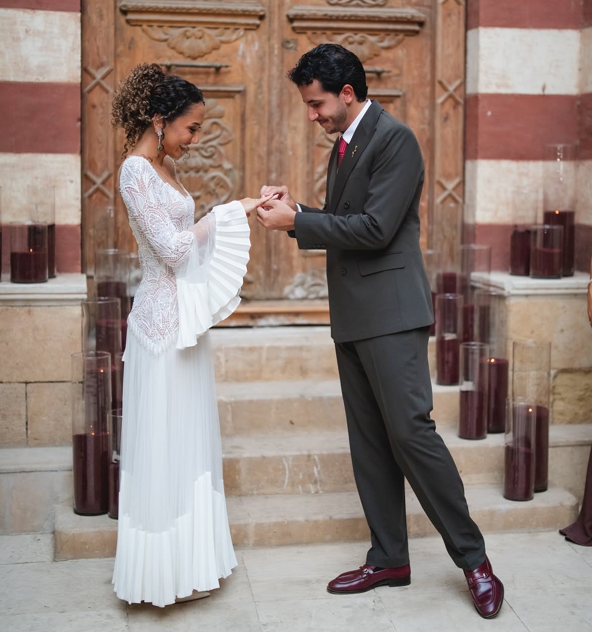 ألكسندر إلين يضع خاتم الخطوبة في يد زينة أشرف عبد الباقي ألكسندر إلين يضع خاتم الخطوبة في يد زينة أشرف عبد الباقي