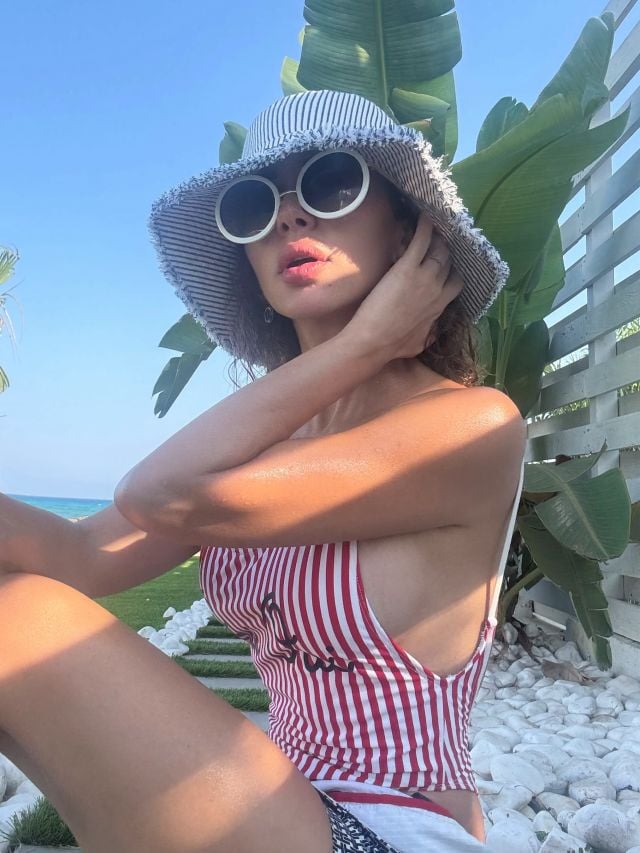ميريام فارس بإطلالة شاطئية.