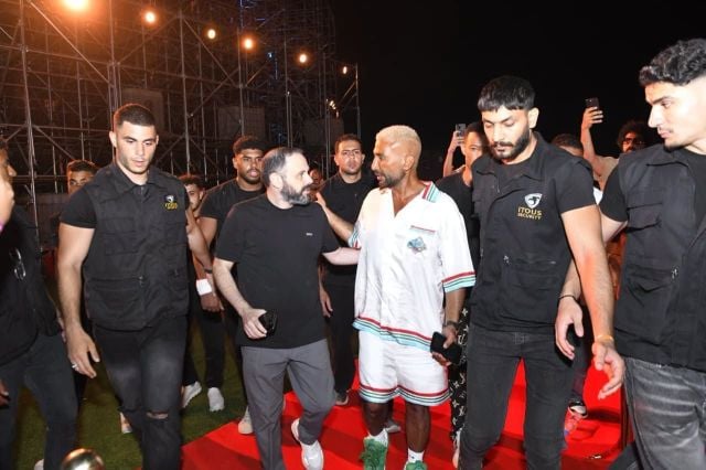 أحمد سعد لحظة دخوله الى المسرح
