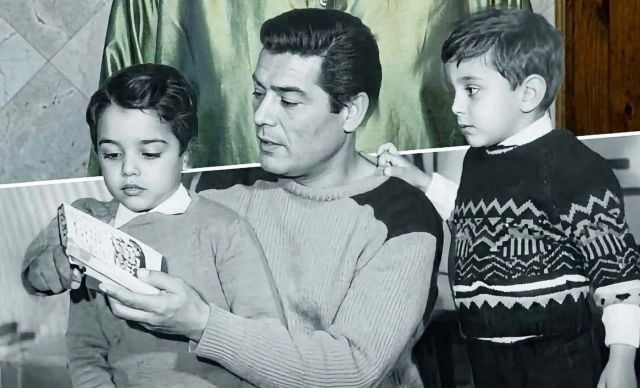 صورة نادرة لشكري سرحان مع نجليه يحيى وصلاح