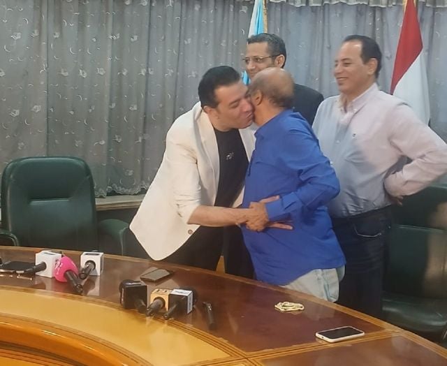 قُبلات الصلح لم تمنع طارق الشناوي من إبداء رأيه في مصطفى كامل