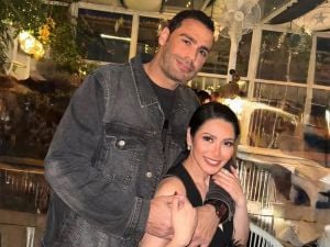  رامز جلال لزوج لقاء الخميسي: "حد يتجوز على الزهرة دي؟" (فيديو)