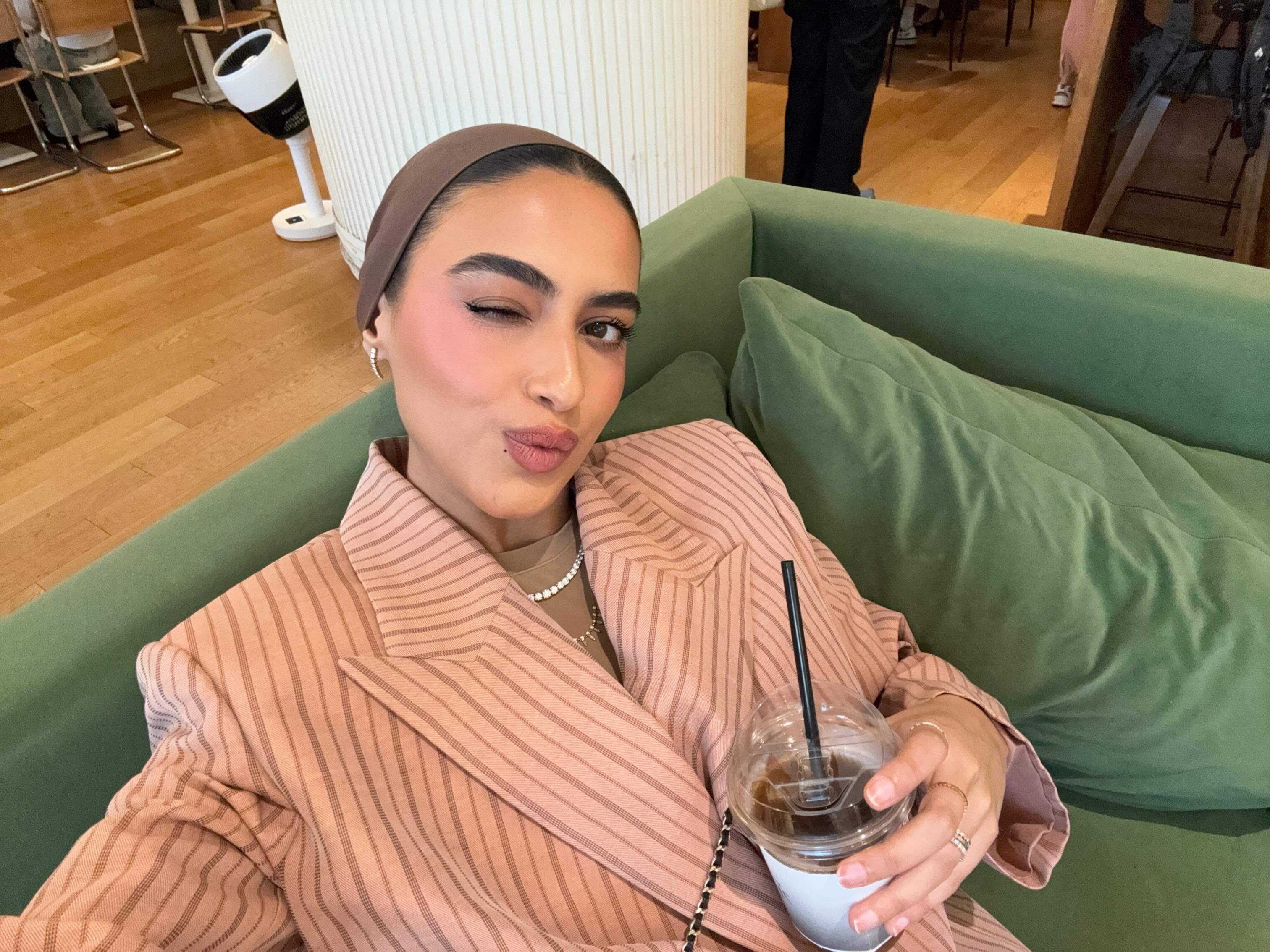 يارا النملة تنسق التوربان مع أزيائها يارا النملة تنسق التوربان مع أزيائها