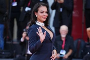 بدلة زرقاء من GUCCI بدلاً من الفستان.. جورجينا تفاجئ الجميع في البندقية