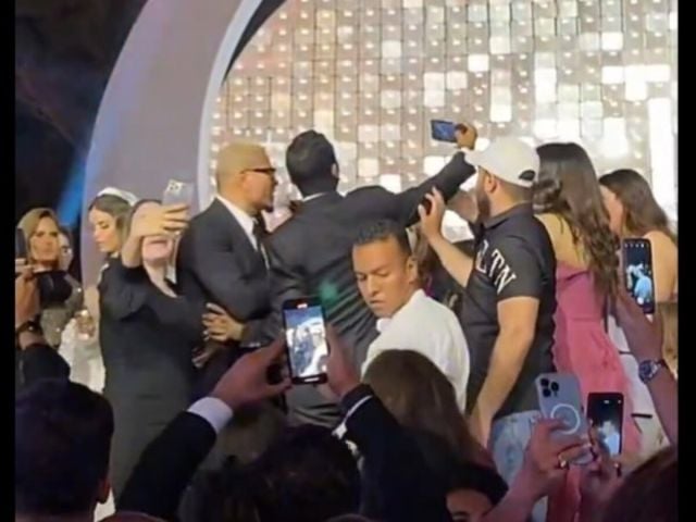 دعوى المليون دولار ضد عمرو دياب.. أحدث تفاصيل قضية صفعه لشاب