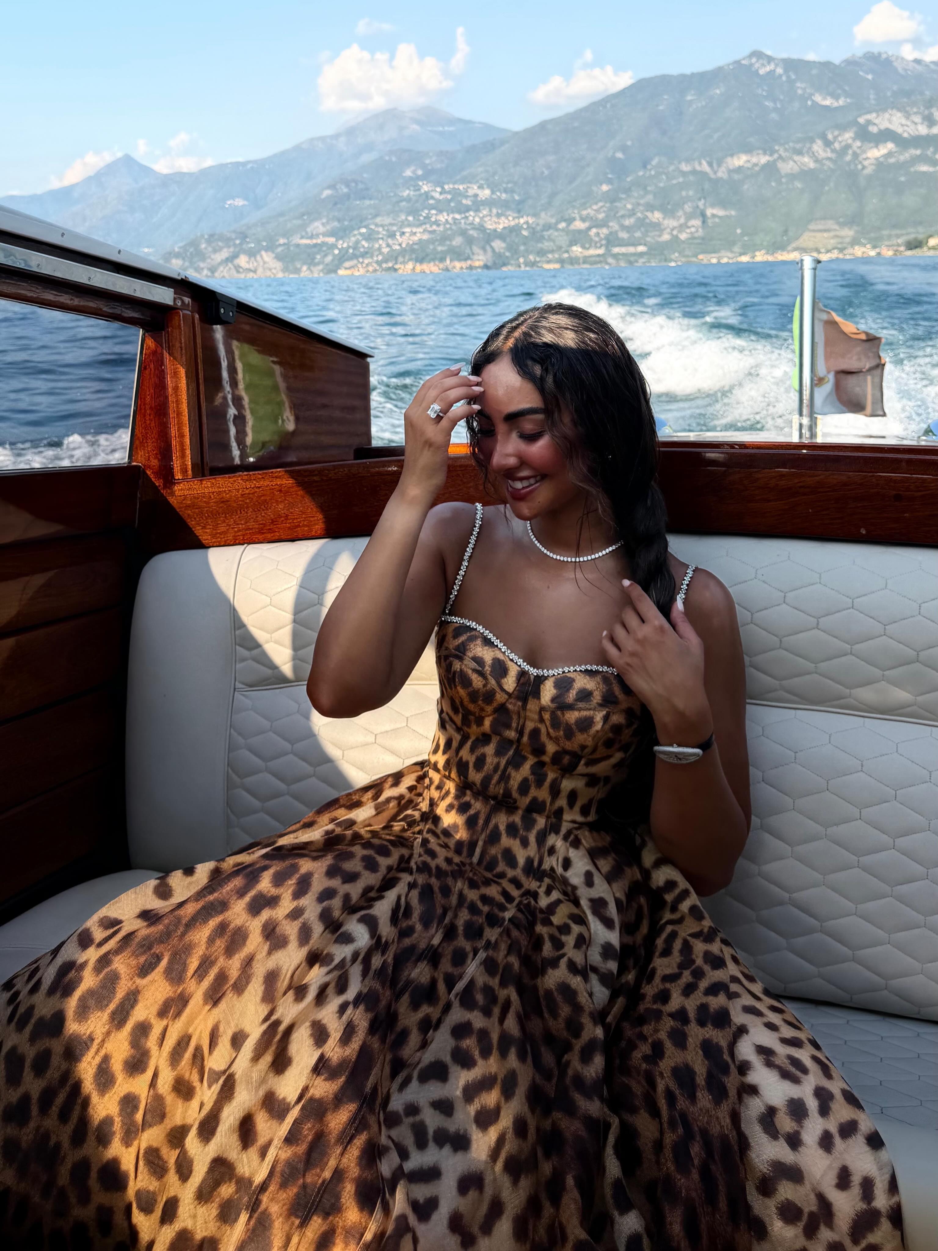 نور الغندور بإطلالة leopard خلال الرحلة نور الغندور بإطلالة leopard خلال الرحلة