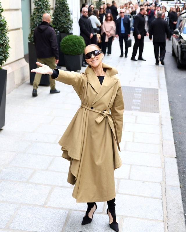 سيلين ديون بمعطف بيج من Alaïa بتصميم غير تقليدي