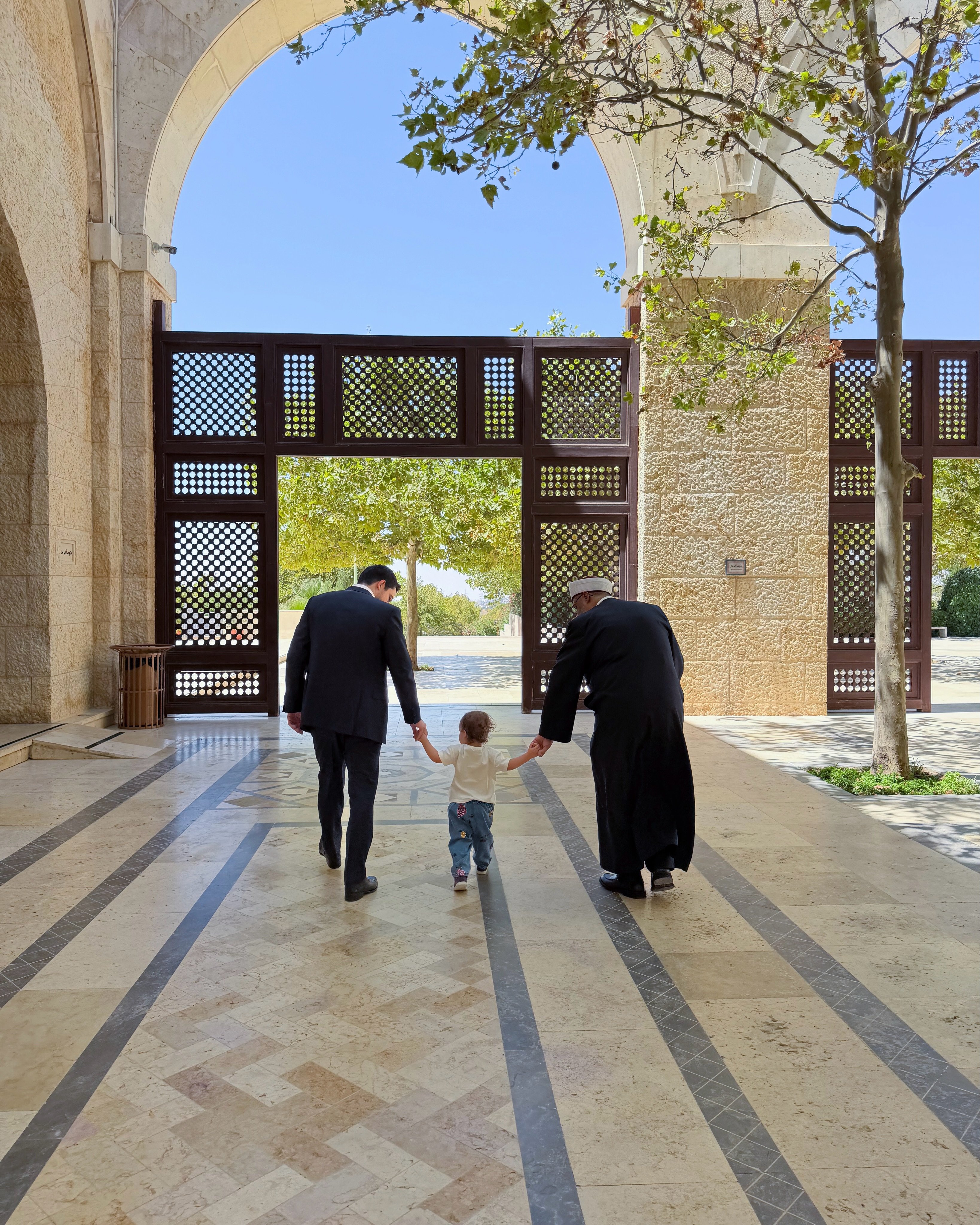 الأمير الحسين والأميرة إيمان بنت الحسين مع شيخ المسجد الأمير الحسين والأميرة إيمان بنت الحسين مع شيخ المسجد