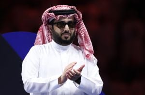 من إخراج العالمي ستيفن هوبكنز.. تركي آل الشيخ يروج لمسلسل "الأمير"