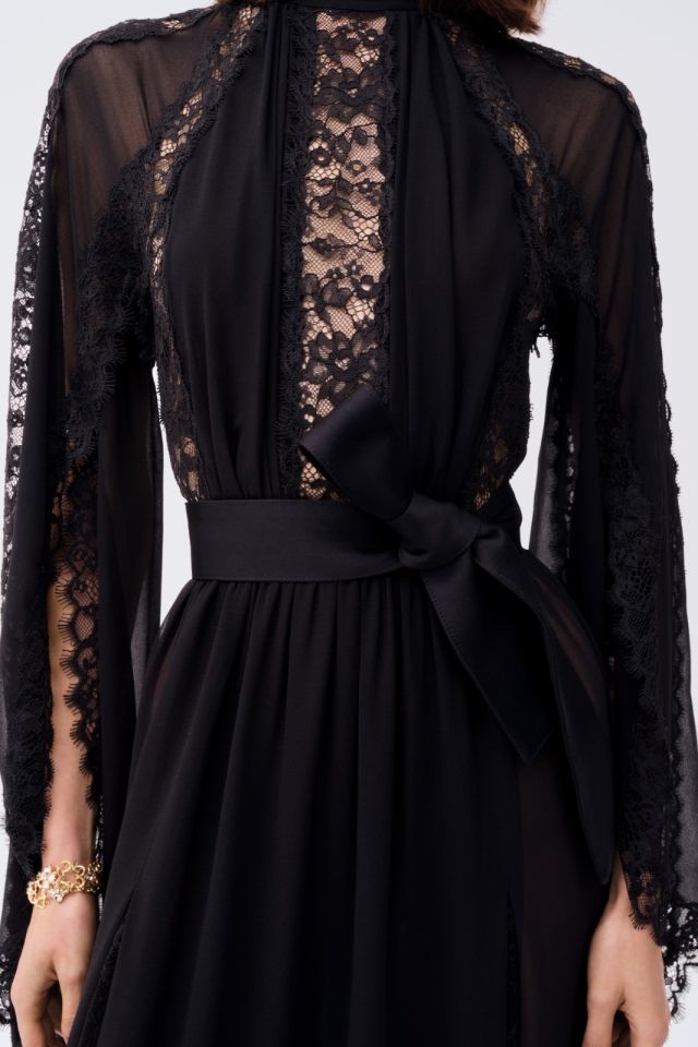 فستان أسود، $329
