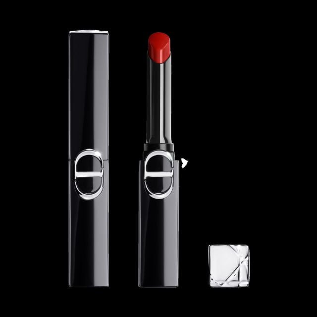 Rouge Dior بدرجة 999، الأحمر الأيقوني لإطلالة شفاه جريئة ولافتة