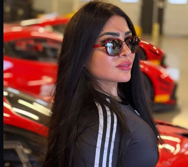 مي كمال الدين تحذف صور طليقها أحمد مكي وتصدم الجميع بصورة زواجها في لندن