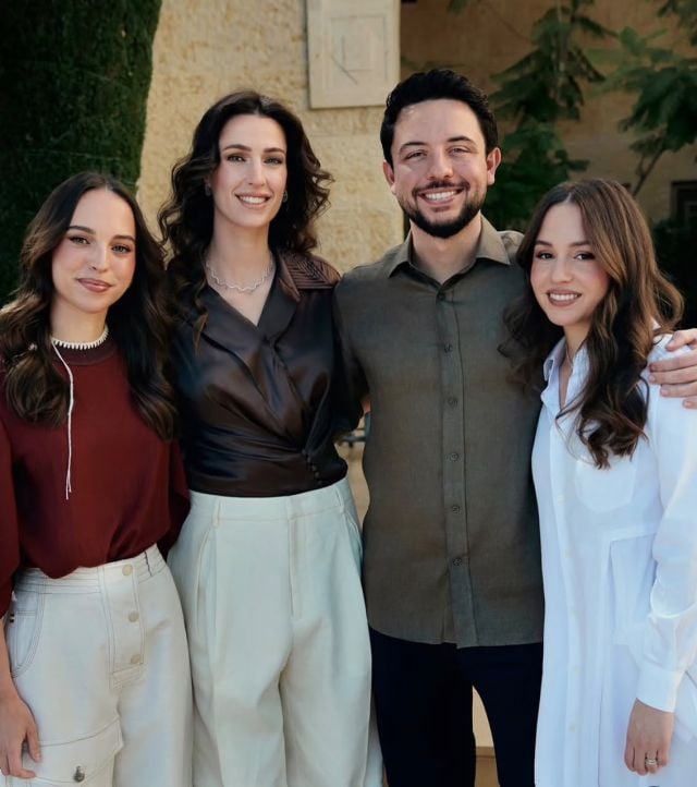 الأميرة رجوة تعتمد السراويل الكلاسيكية على طريقة الملكة رانيا