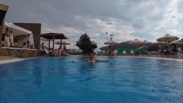 دينا تمارس السباحة.