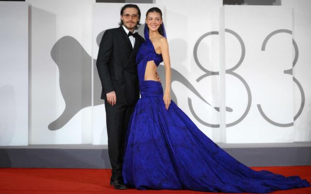 نيكولا بيلتز تخطف الأنظار في البندقية بفستان Balenciaga Couture البنفسجي