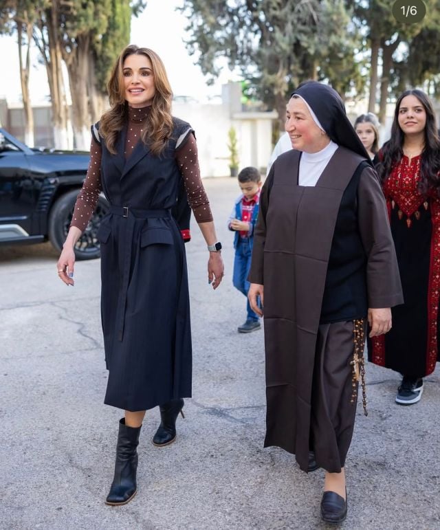 الملكة رانيا بأسلوب عفوي وعصري يليق بشخصيتها