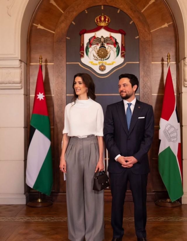 الأميرة رجوة تسير على خطى الملكة رانيا في أناقة السراويل
