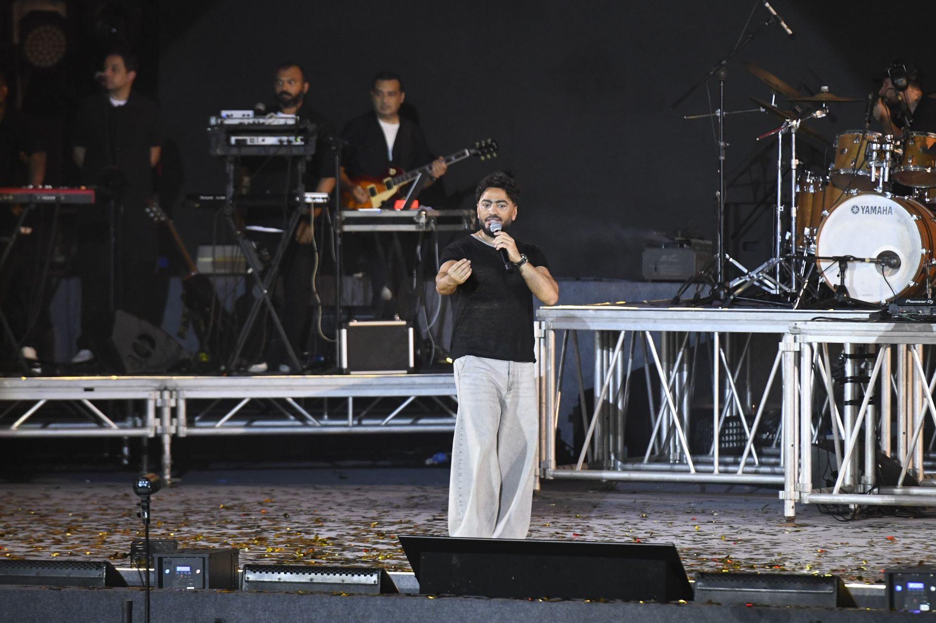 تامر حسني على مسرح حفله برأس الحكمة