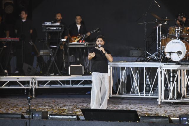 تامر حسني على مسرح حفله برأس الحكمة