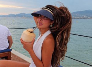 نور الغندور تتألق بإكسسوارات CHANEL الفاخرة في إطلالة صيفية ناعمة