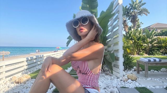 ميريام فارس تتألق بالخطوط البحرية من الستينيات في عطلتها مع عائلتها