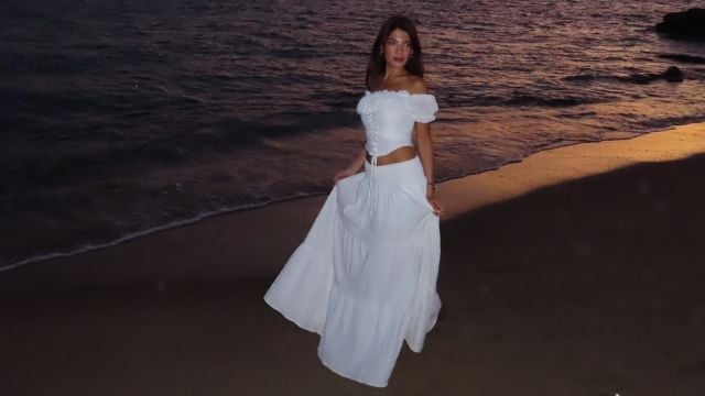 نارين بيوتي جريئة في اليونان بالكورسيه الأبيض المكشوف