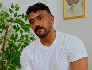 أحمد العوضي يستجيب لمناشدة والدة هذا الفنان ويساعده