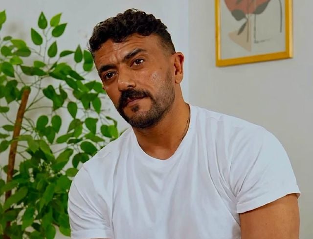 أحمد العوضي يستجيب لمناشدة والدة هذا الفنان ويساعده