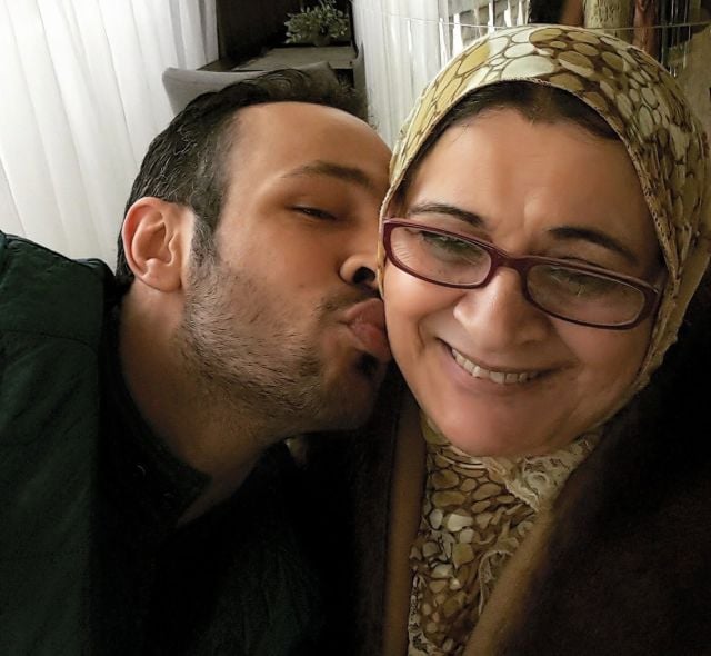 محمد عطية يرثي والدته بكلمات مؤثرة: حملتها للمرة الأخيرة